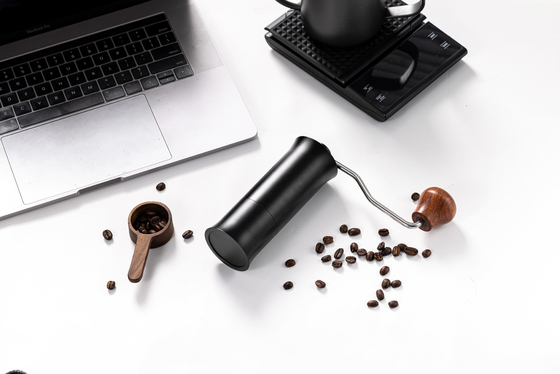 เครื่องบดกาแฟกลางแจ้งแบบเสี้ยนแบบพกพาขนาดเล็กที่มีด้ามจับวอลนัท