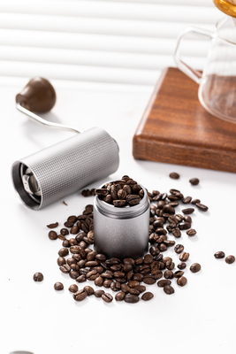 เครื่องบดกาแฟมือหมุนขนาดเล็กพกพาขนาดเล็กใช้ในบ้านสแตนเลส