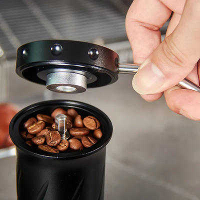 เครื่องบดเมล็ดกาแฟด้วยมือทรงกรวยอุตสาหกรรมเคลือบไททาเนียมปริมาณเดียว