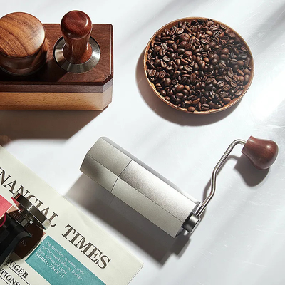 เครื่องบดเมล็ดกาแฟแบบแมนนวลโลหะอลูมิเนียมการตั้งค่าหกเหลี่ยมปรับได้สำหรับการเดินทางในครัวเรือน