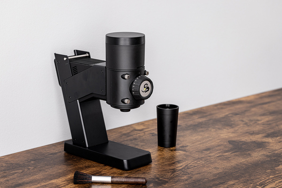 58mm Flat Burr Electric Coffee Bean Grinder 50W BG58 เทลงบนเครื่องบดกาแฟ