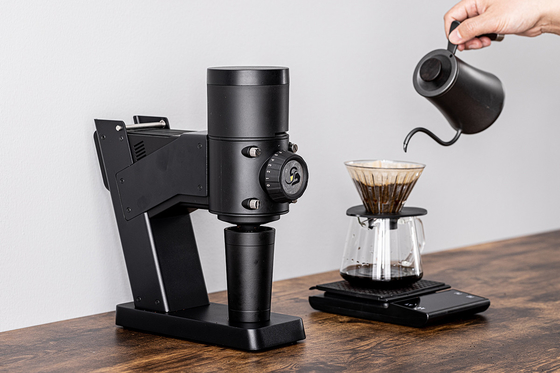 58mm Flat Burr Electric Coffee Bean Grinder 50W BG58 เทลงบนเครื่องบดกาแฟ