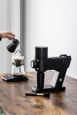 58mm Flat Burr Electric Coffee Bean Grinder 50W BG58 เทลงบนเครื่องบดกาแฟ