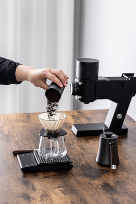 เครื่องบดเมล็ดกาแฟแบบชาร์จกลางแจ้ง BG58 เทลงบนเครื่องบดกาแฟ